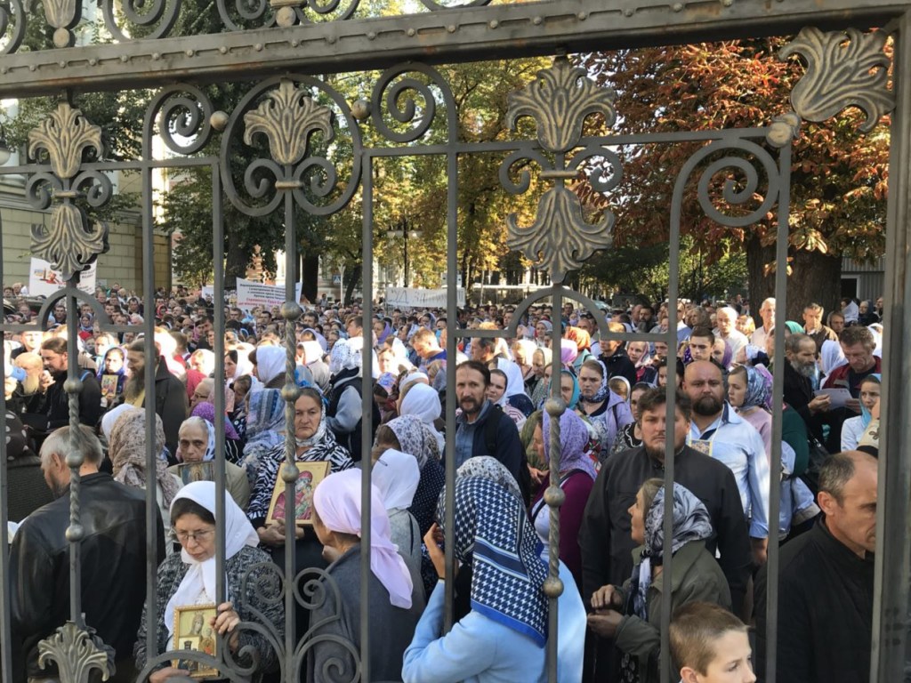 Верующие вышли под здание Верховного суда в Киеве с требованием отмены ID-паспортов (ФОТО)