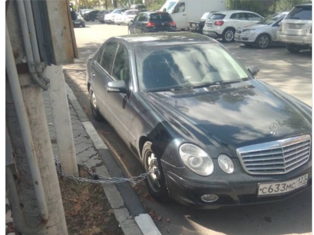 Приковал цепями: Житель Крыма насмешил Сеть нелепым способом защитить Mercedes от угона