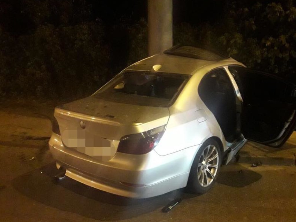 В Харькове пьяный мужчина за рулем BMW влетел в столб
