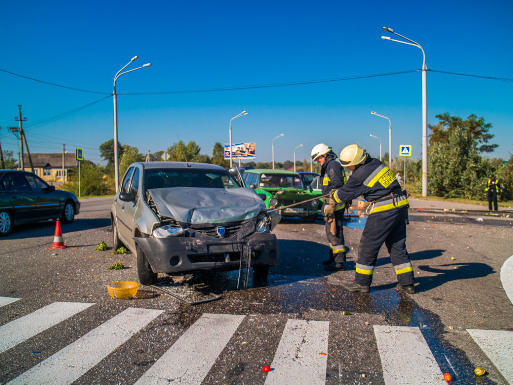 В Днепре пожилая женщина за рулем ВАЗ столкнулась с Dacia Logan и попала в больницу  (ФОТО, ВИДЕО)