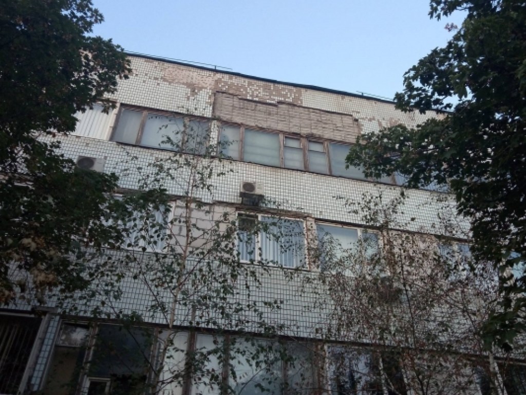 В Запорожье с одного из зданий рухнул 200-килограммовый фасада (ФОТО)
