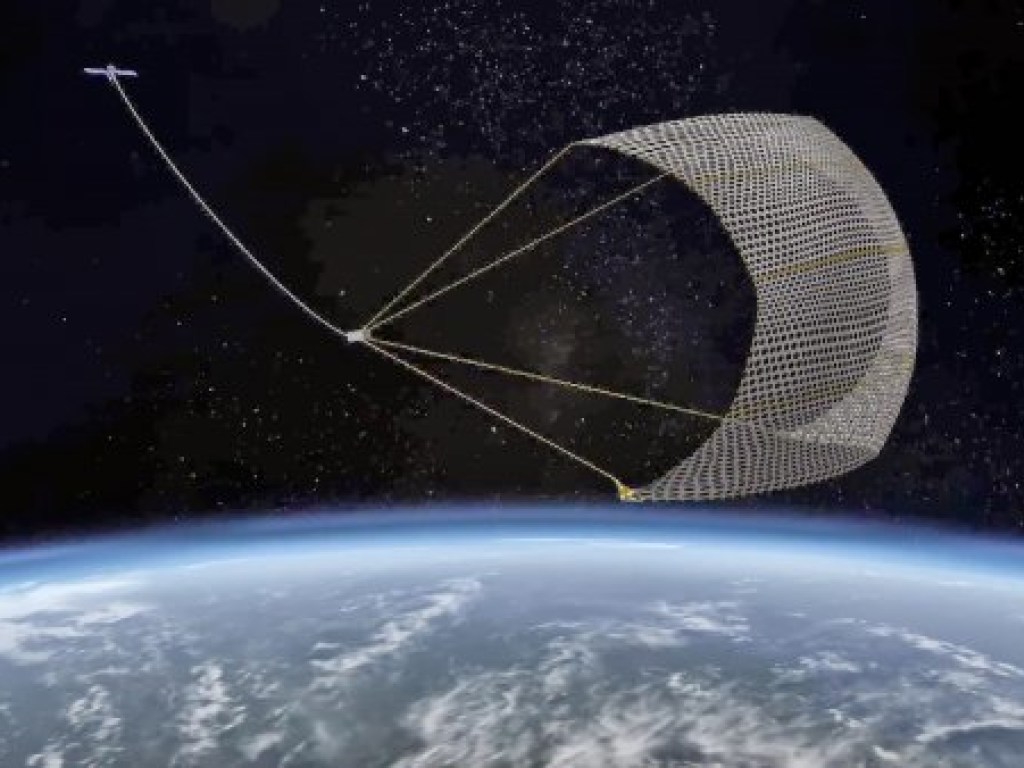 Британский спутник с помощью сети поймал космический мусор 