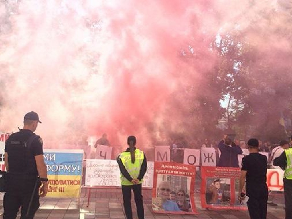 Митинг под зданием ВР: участники применили дымовые шашки (ФОТО)
