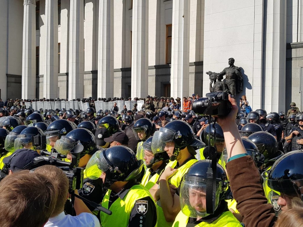 Стычки под Радой: националисты схлестнулись с полицией (ФОТО, ВИДЕО)