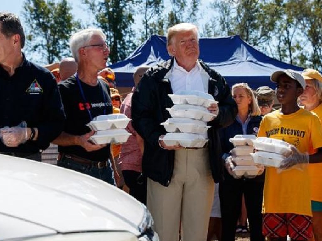 Трамп не скупился на объятия и хот-доги для пострадавших от урагана «Флоренс» (ФОТО, ВИДЕО)