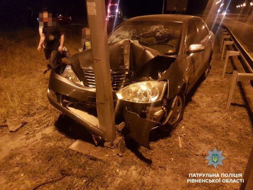 В Ровенской области пьяный водитель Geely во время погони врезался в столб (ФОТО)