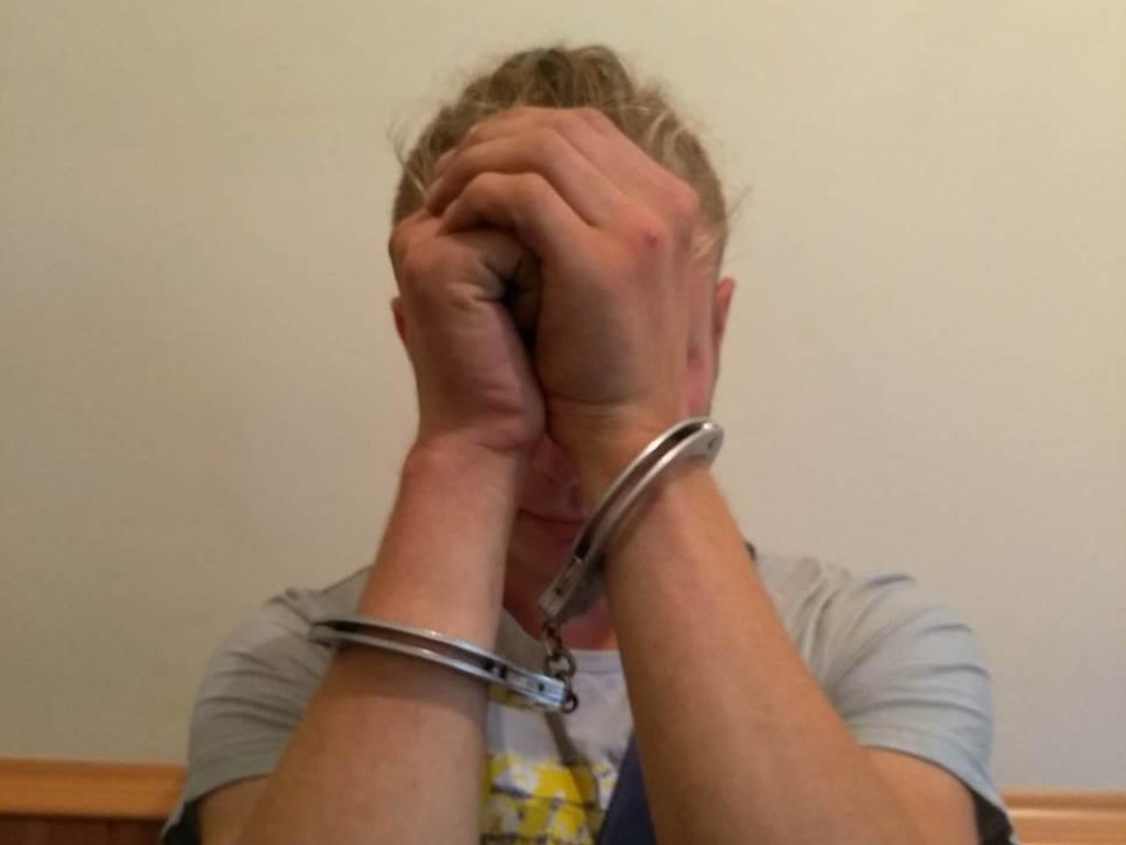 Выдавал себя за полицейского: Под Киевом задержали молодого вора 