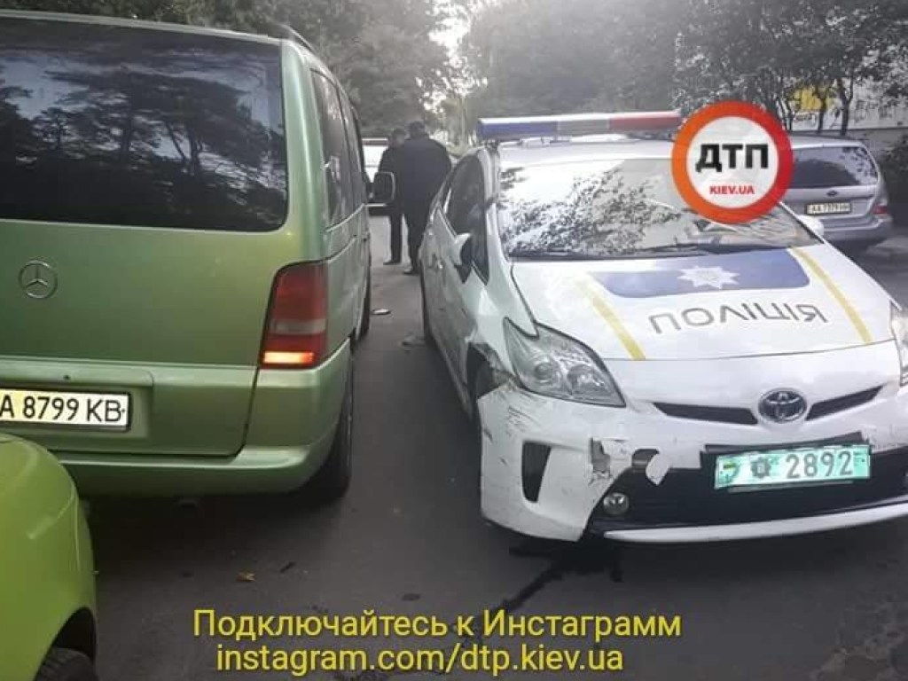 Патрульный в Киеве заснул за рулем и разбил пять автомобилей (ФОТО)