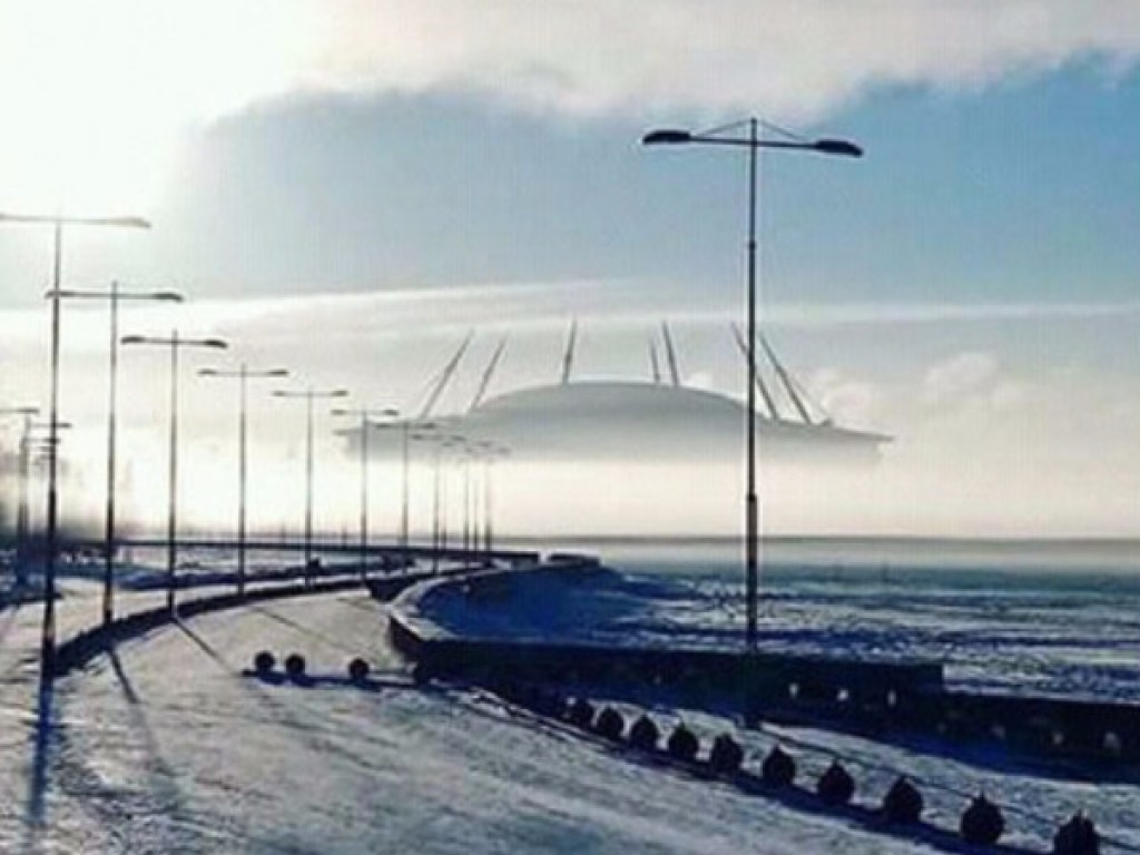 В небе Санкт-Петербурга завис гигантский «инопланетный корабль»