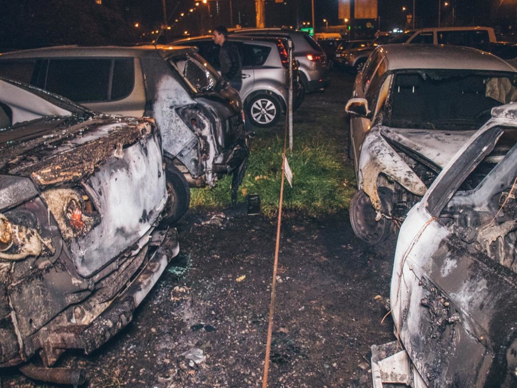 На столичных  Осокорках неизвестные учинили крупный пожар на автостоянке (ФОТО, ВИДЕО)