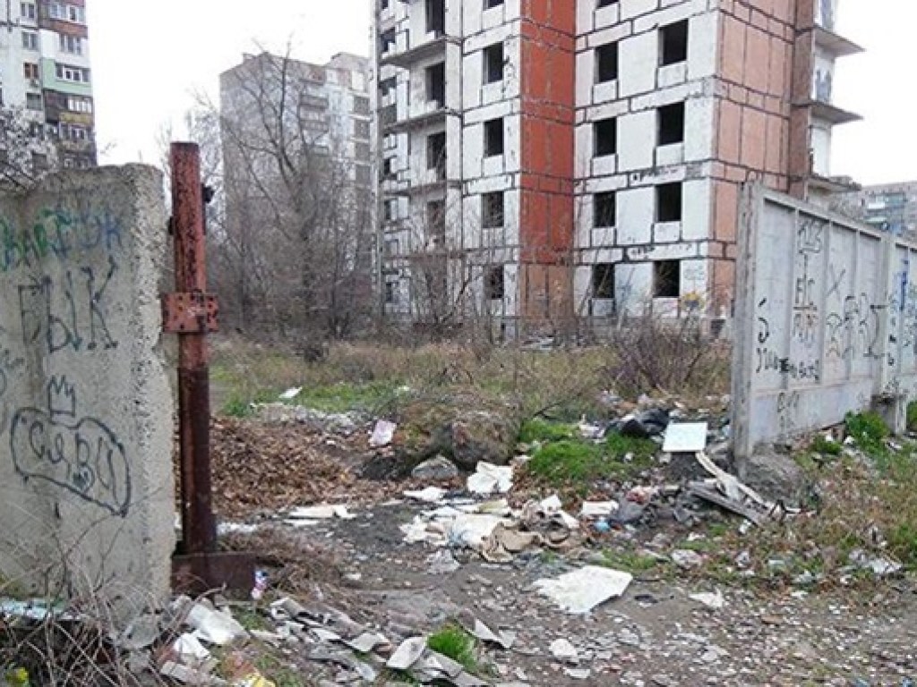 В Донецкой области школьница выбросилась с недостроенного 14-этажного дома