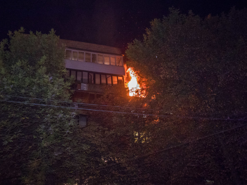Ночью в центре Киеве по вине пьяного произошел крупный пожар в многоэтажке (ФОТО, ВИДЕО)