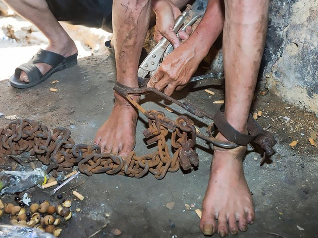 Заковал в цепи: в Индии полицейские были шокированы возрастом пленницы, которую мучил брат (ФОТО)