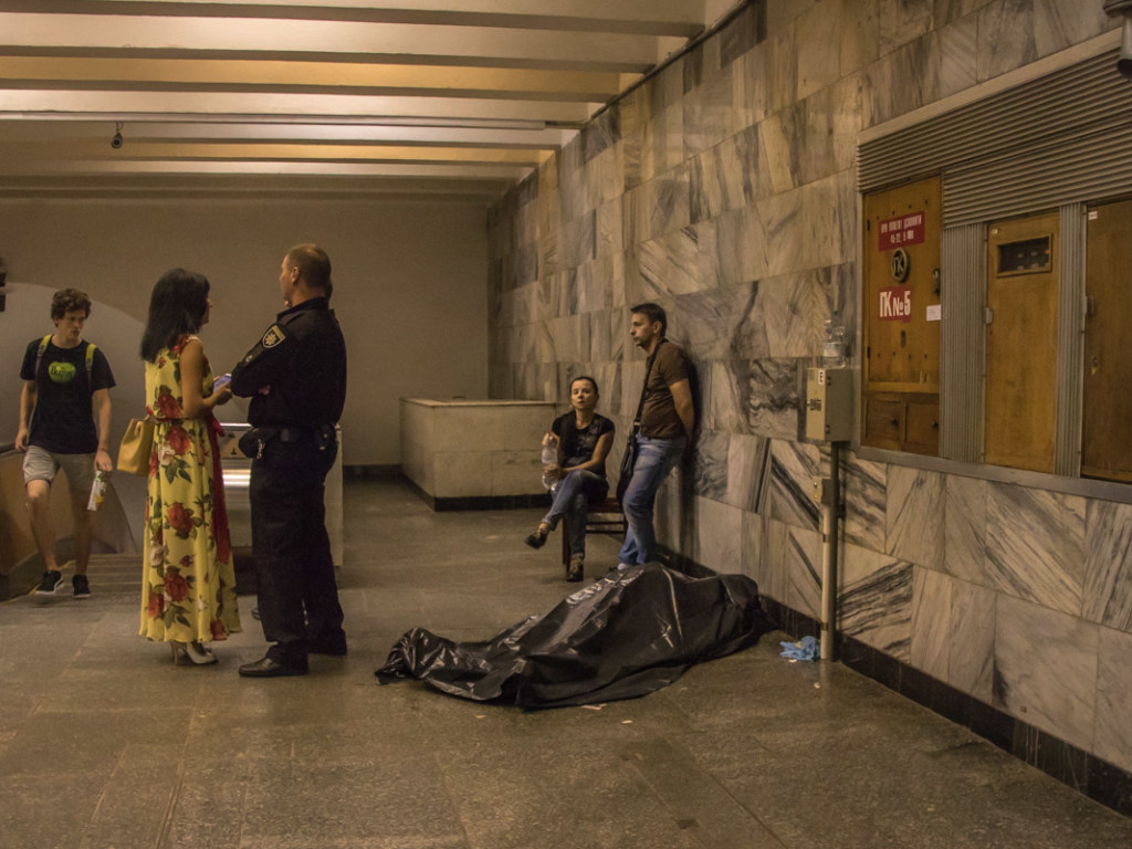 На столичной станции метро «Льва Толстого» умер мужчина (ФОТО)