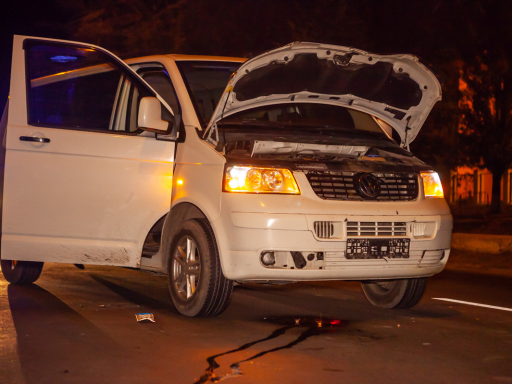В Днепре микроавтобус Volkswagen сбил недалеко от «зебры» мужчину (ФОТО, ВИДЕО)
