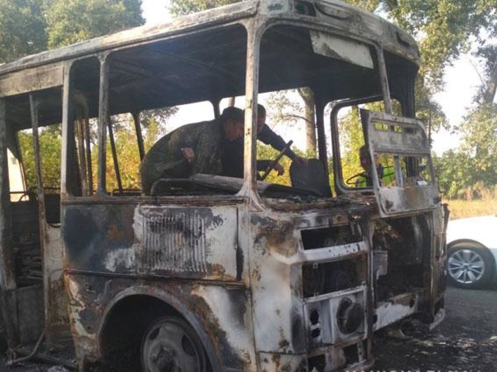 На Сумщине загорелся автобус, перевозивший 20 детей из центра реабилитации (ФОТО)