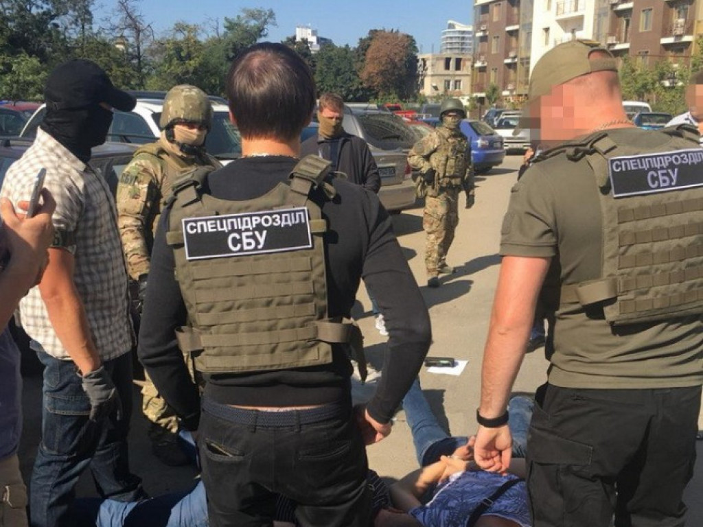 В Одессе задержали «оборотней в погонах»: полицейские брали взятки &#8212; до 20 тысяч долларов за раз  (ФОТО)