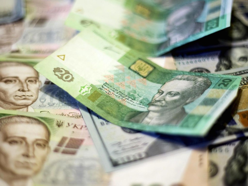 НБУ установил официальный курс на уровне 28,06 гривны за доллар