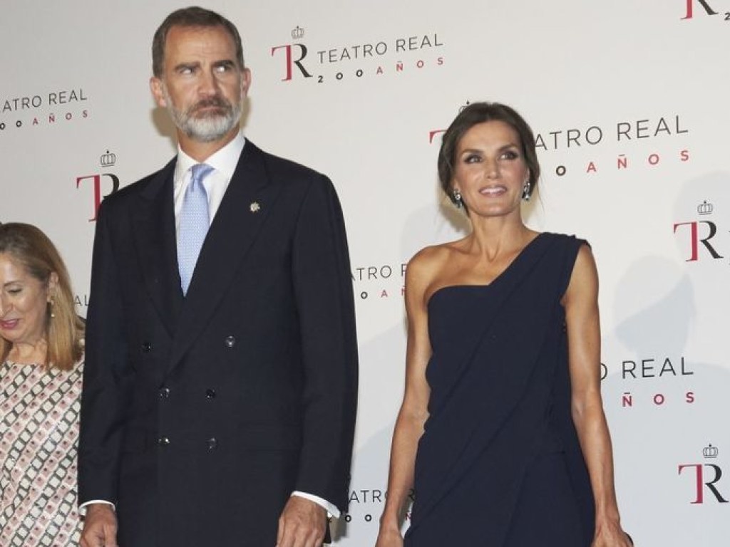 Королева Испании покорила поклонников выходом в необычном наряде (ФОТО)