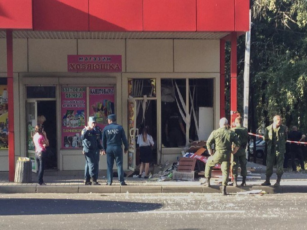 В Донецке прогремел взрыв: кто-то бросил в магазин гранату (ФОТО)