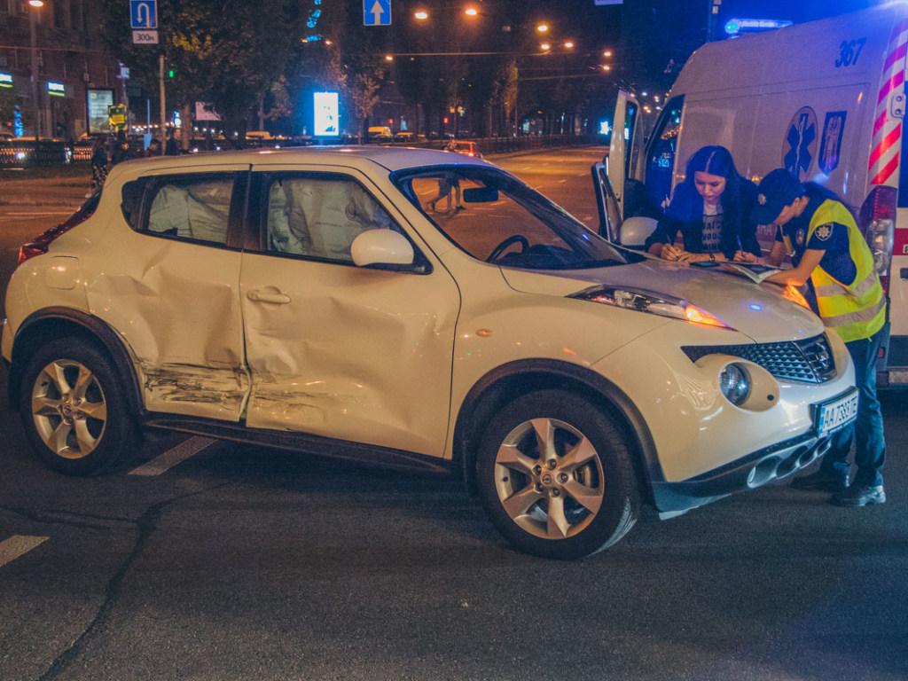 ДТП возле универмага «Украина» в Киеве: столкнулись две иномарки Nissan, пострадали девушки (ФОТО)