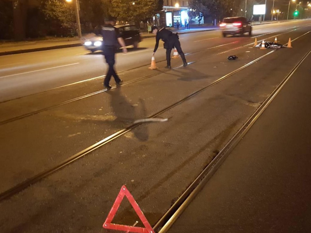 В Харькове на перекрестке иномарка сбила женщину: тело осталось рядом с «зеброй» (ФОТО)