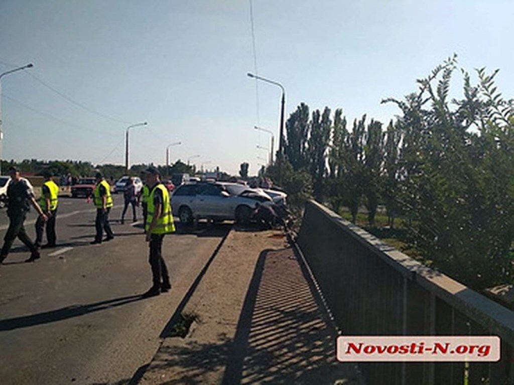 Страшное ДТП: в Николаеве еле вытащили зависший на краю моста автомобиль Opel (ФОТО, ВИДЕО)