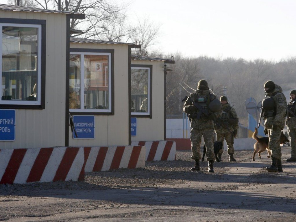 На КПВВ «Станица Луганская» толпа затоптала пенсионерку