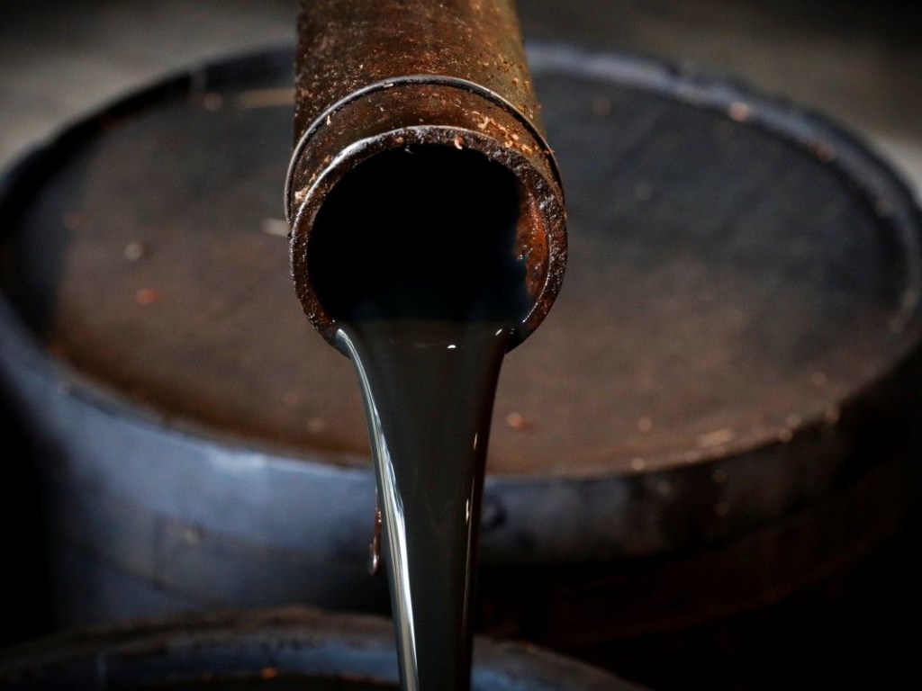В Прилуках полиця задержала фуры, перевозившие нелегально нефть (ВИДЕО)