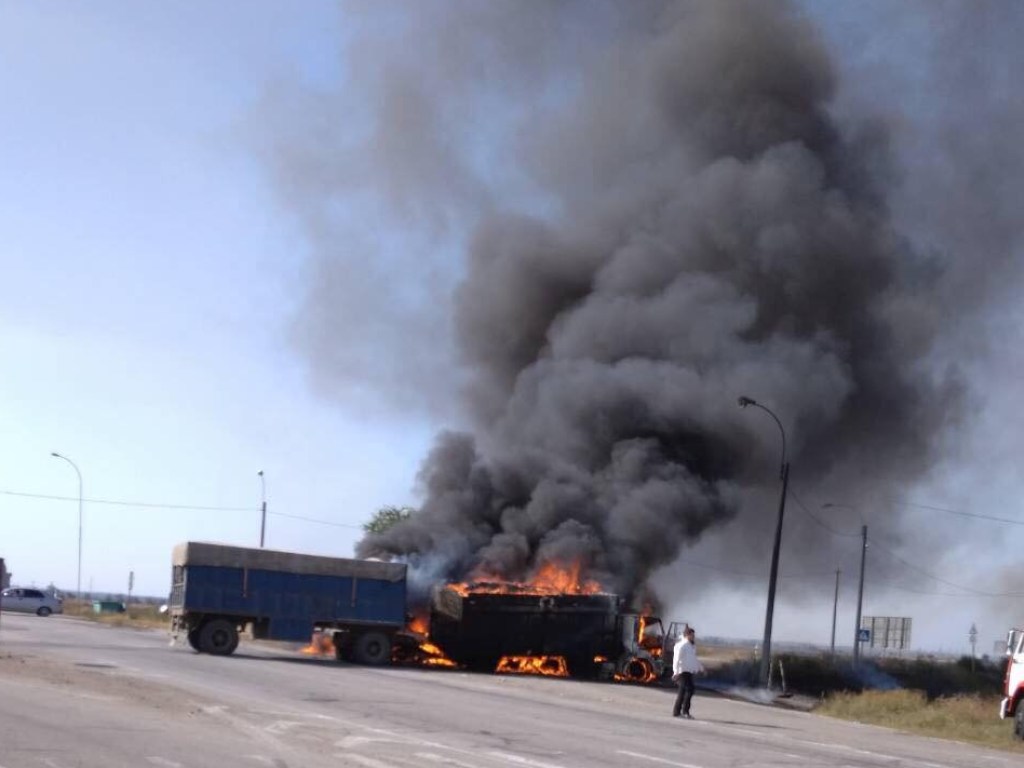 ДТП с пожаром в Херсонской области: Mercedes от столкновения с КамАЗ моментально загорелся  (ВИДЕО)