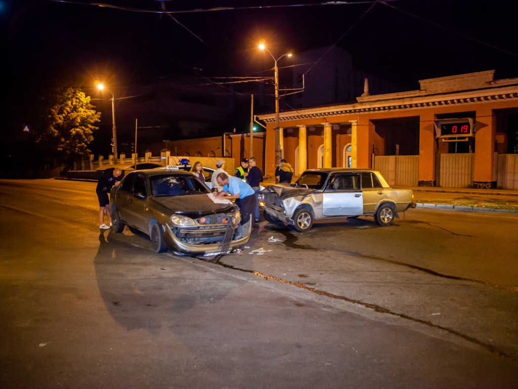 «Лобовое» ДТП в Днепре: дорогу не поделили такси и ВАЗ (ФОТО, ВИДЕО)