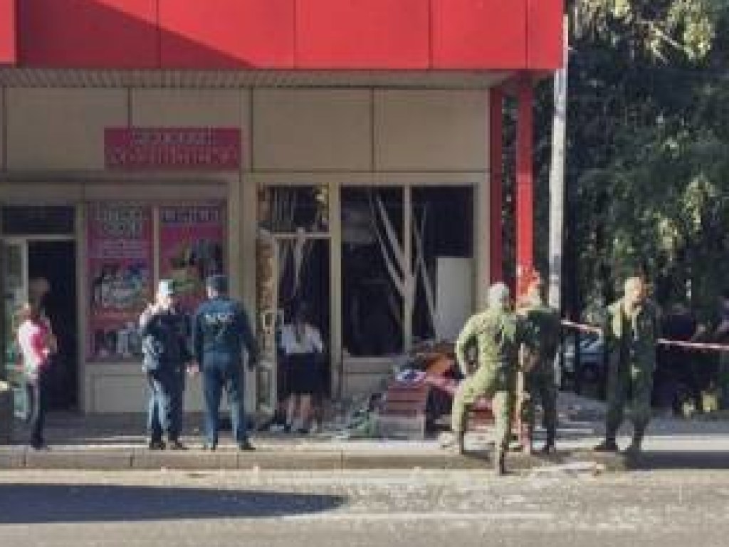 В Донецке неизвестный бросил самодельную бомбу в магазин с людьми (ФОТО, ВИДЕО)