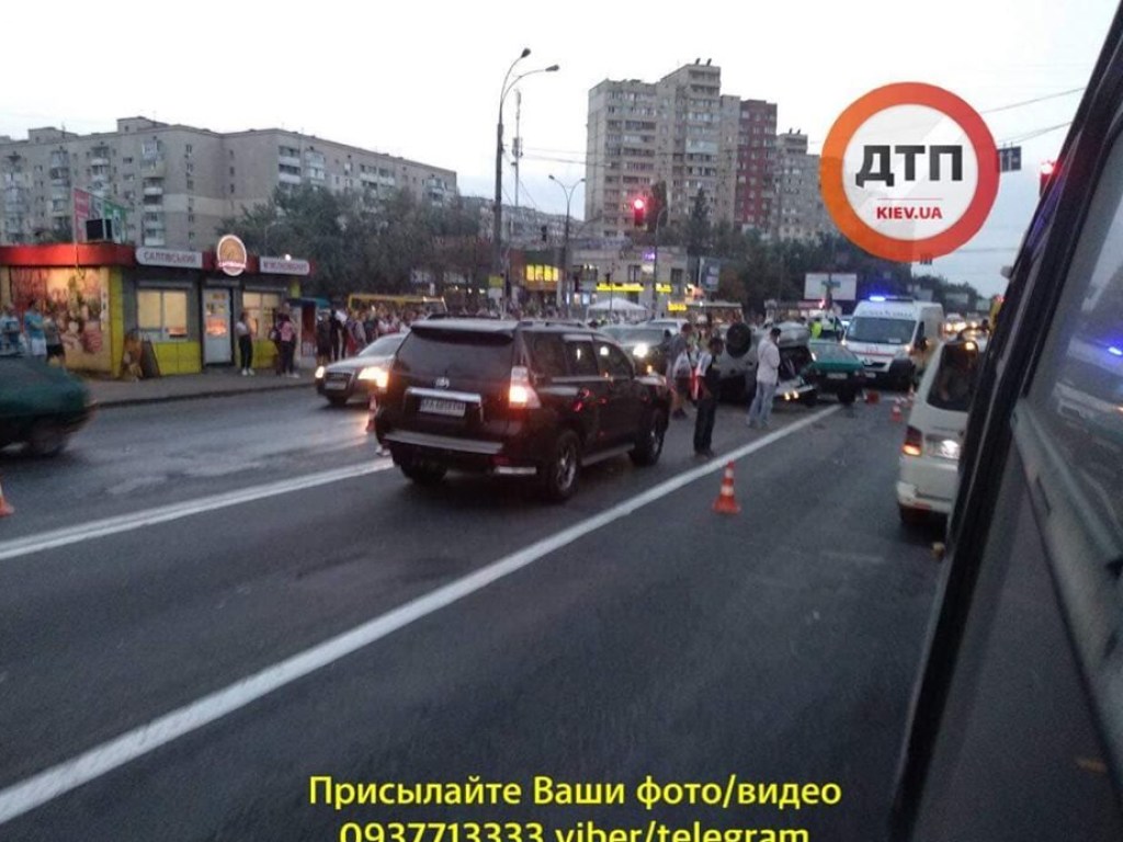 На левом берегу Киева авто при погоне от полиции перевернуло другой автомобиль (ФОТО)