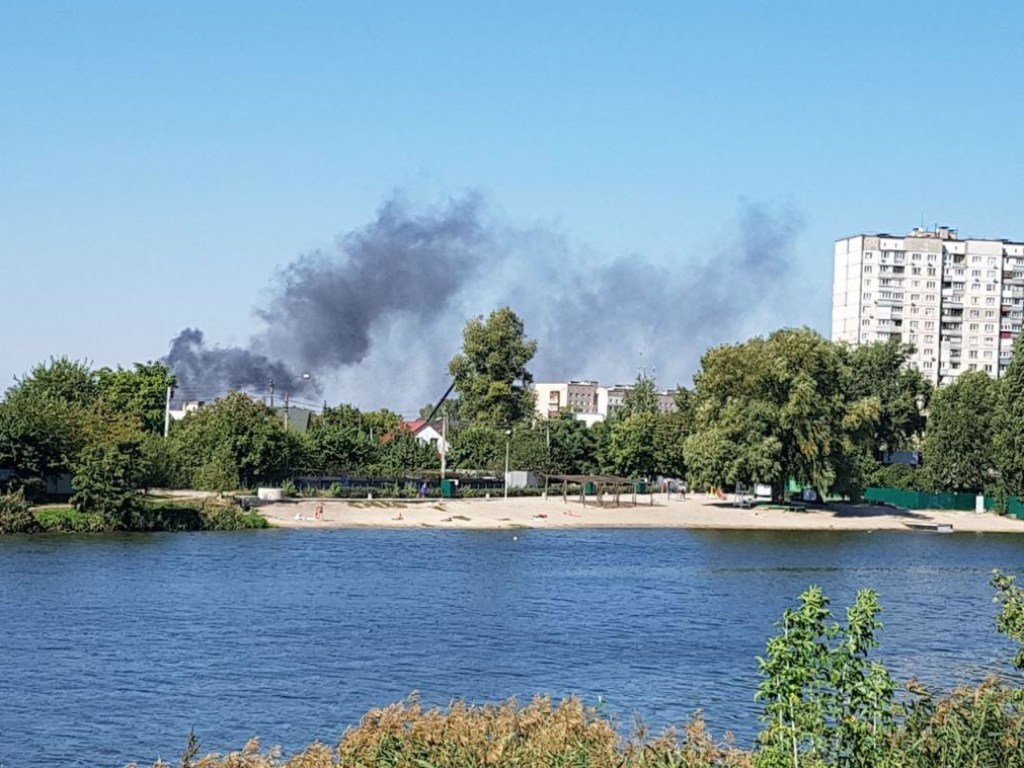 Масштабный пожар на Русановских садах в Киеве: горит стихийная свалка (ФОТО, ВИДЕО)
