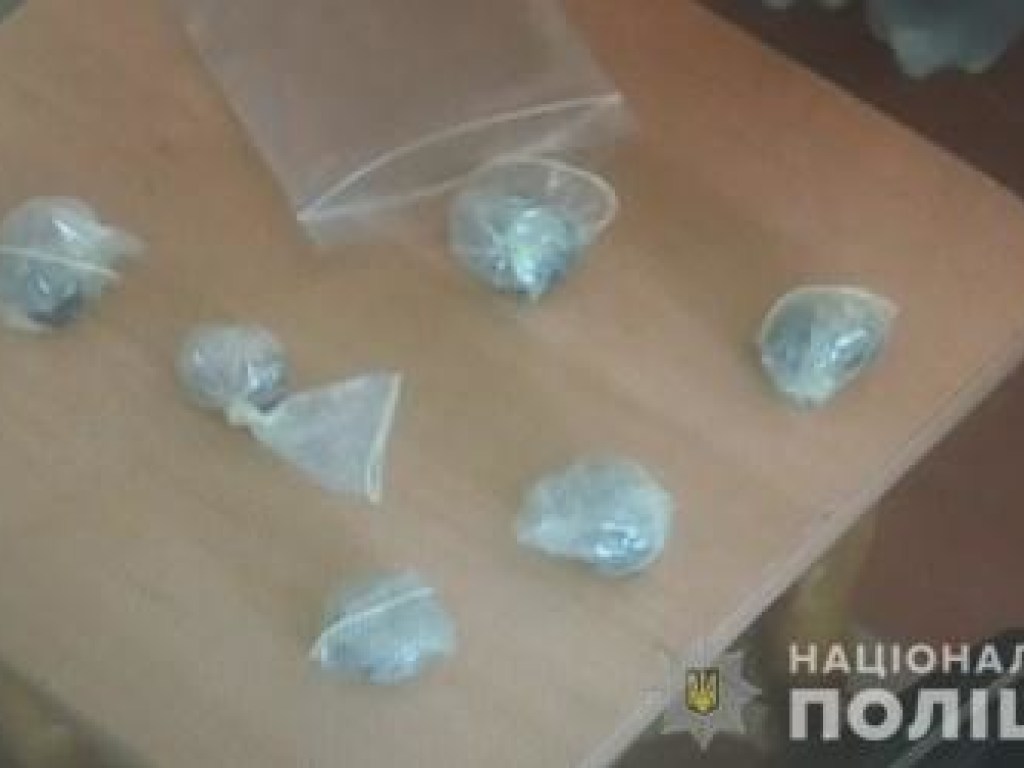 Под Киевом задержали девушку с кустарными опиатами в презервативах (ФОТО)