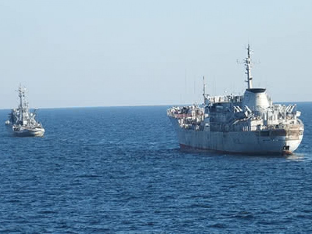 Корабли ВМС Украины прошли под Керченским мостом (ВИДЕО)
