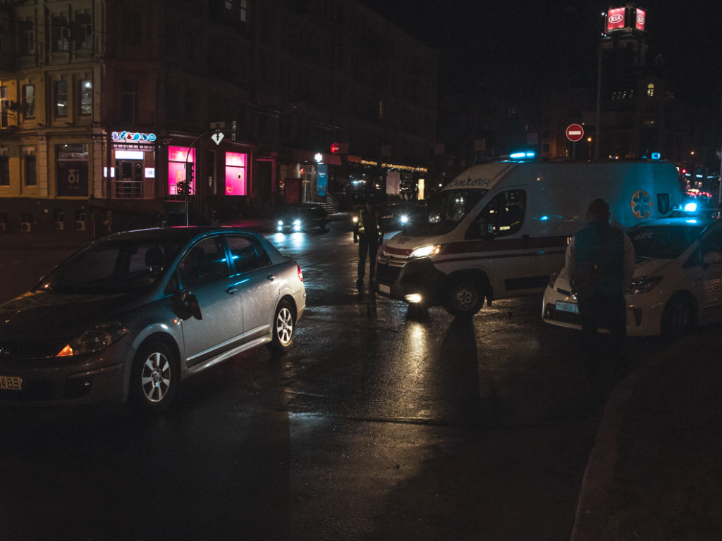Мужчина гулял по дороге: в центре Киева у торгового центра водитель Nissan наехал на пешехода (ФОТО)