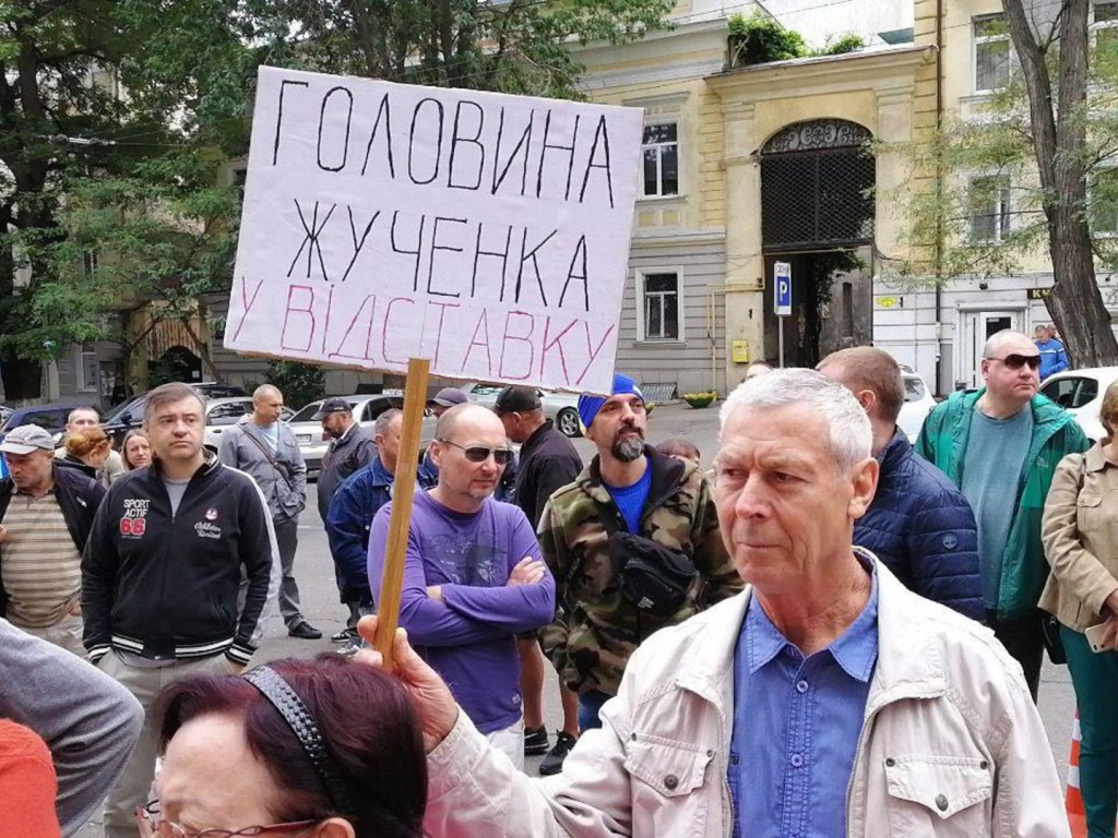 В Одессе сотни людей устроили протест после нападения на активиста (ФОТО)
