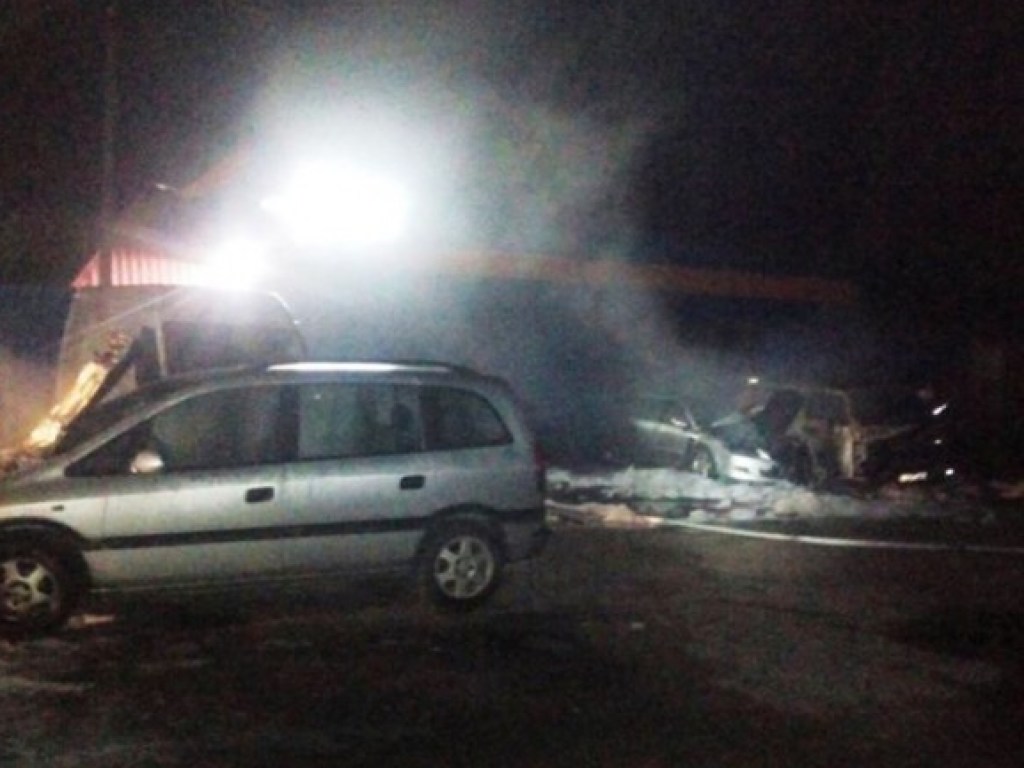 В Житомире на автостоянке сгорели четыре автомобиля