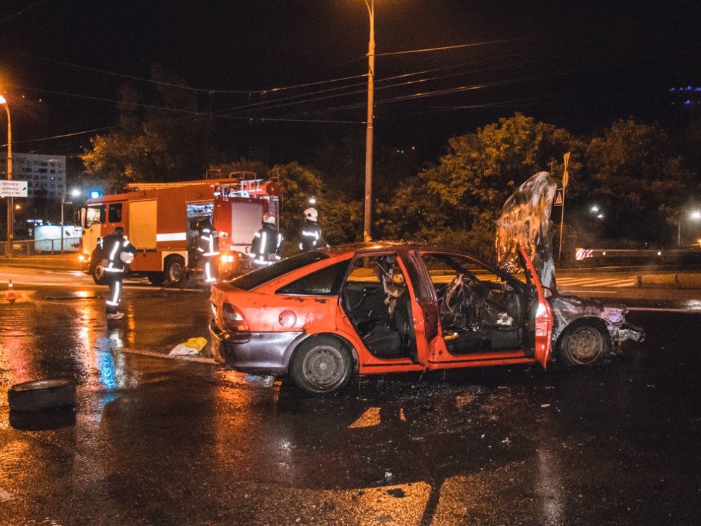 На Воздухофлотском проспекте в Киеве Opel врезался патрульных и сгорел (ФОТО, ВИДЕО)
