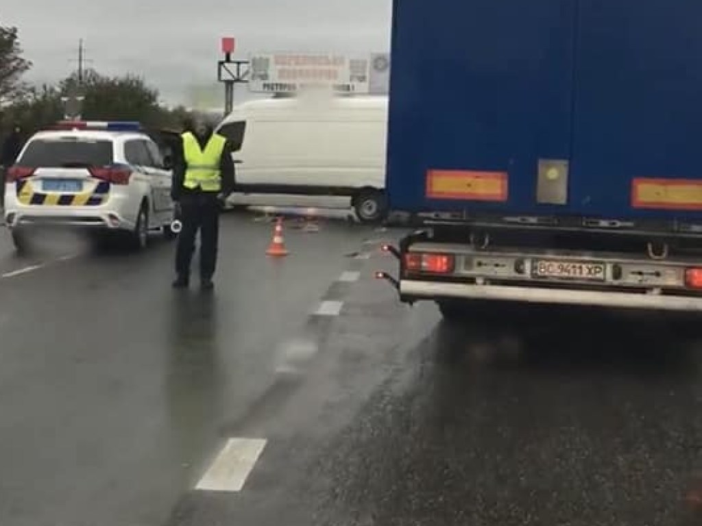 Возле Львова столкнулись Peugeot и Volkswagen: пострадали двое взрослых и двое детей (ФОТО)