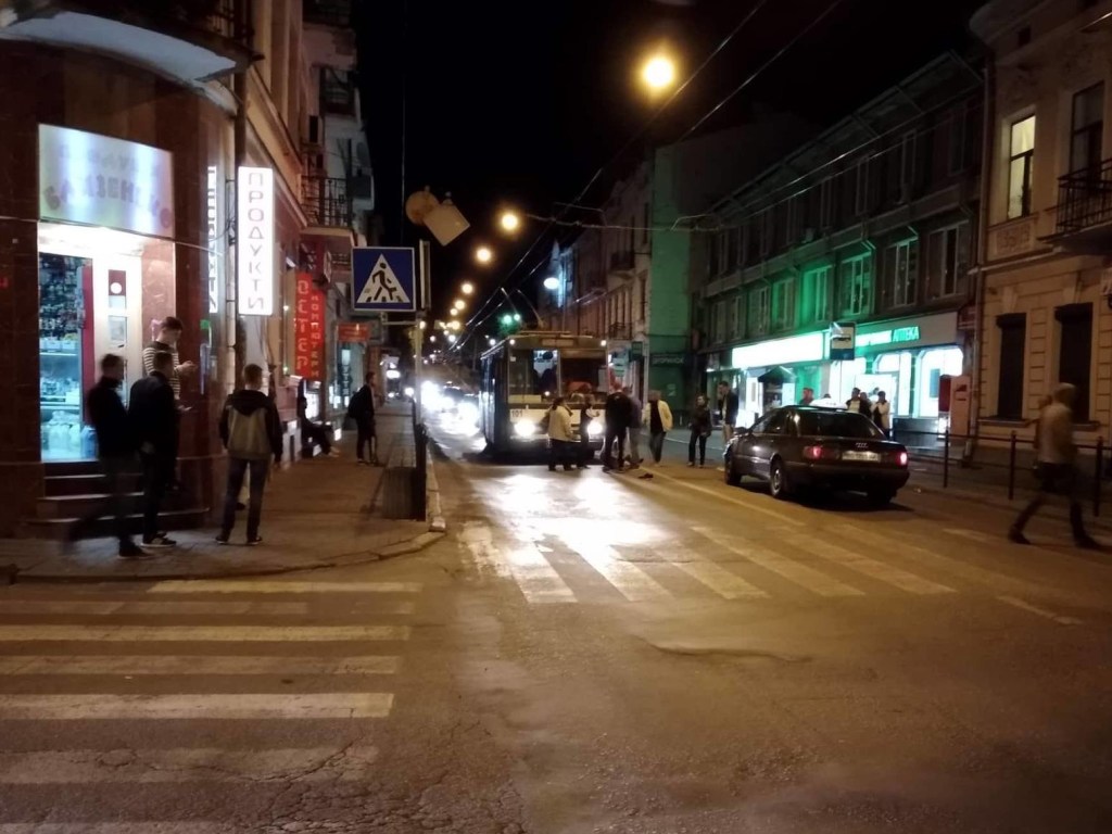 Отбросило под троллейбус: в центре Тернополя такси сбило пешехода (ФОТО)