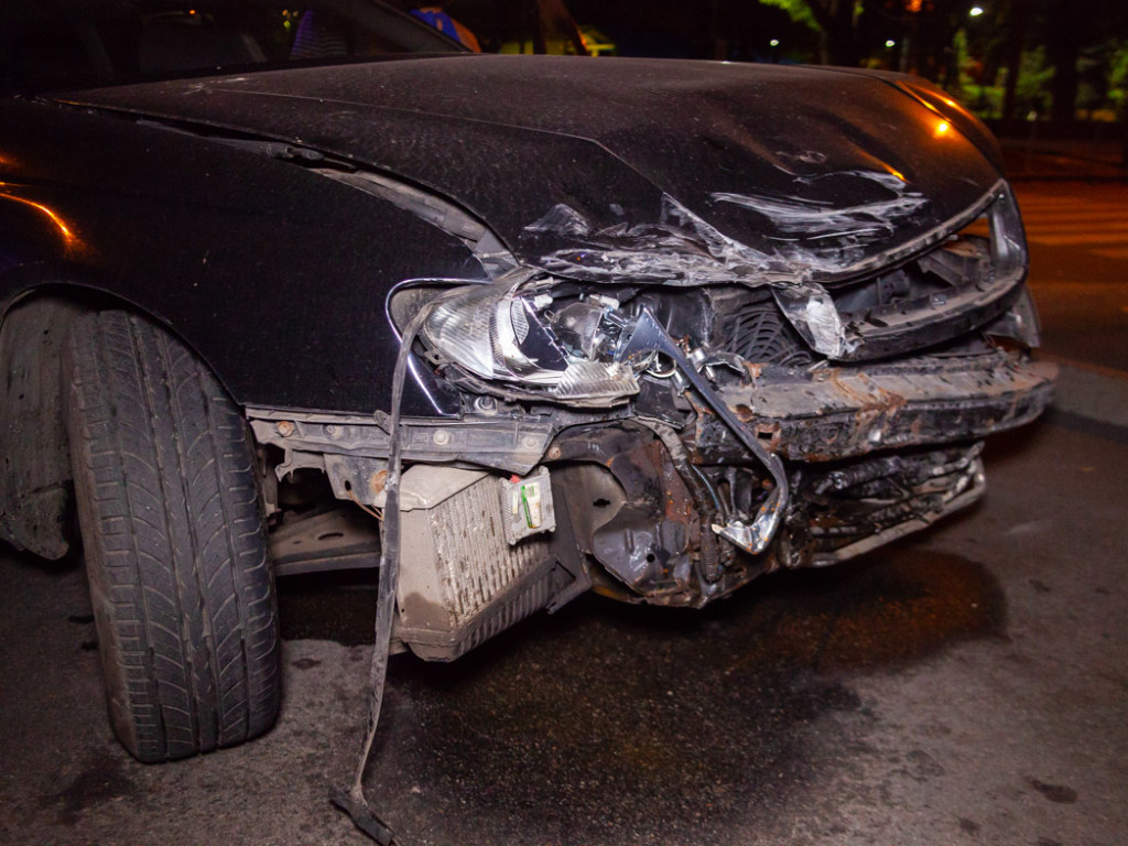 В Днепре Opel врезался в Mercedes: от удара «немец» снес светофор (ФОТО, ВИДЕО)