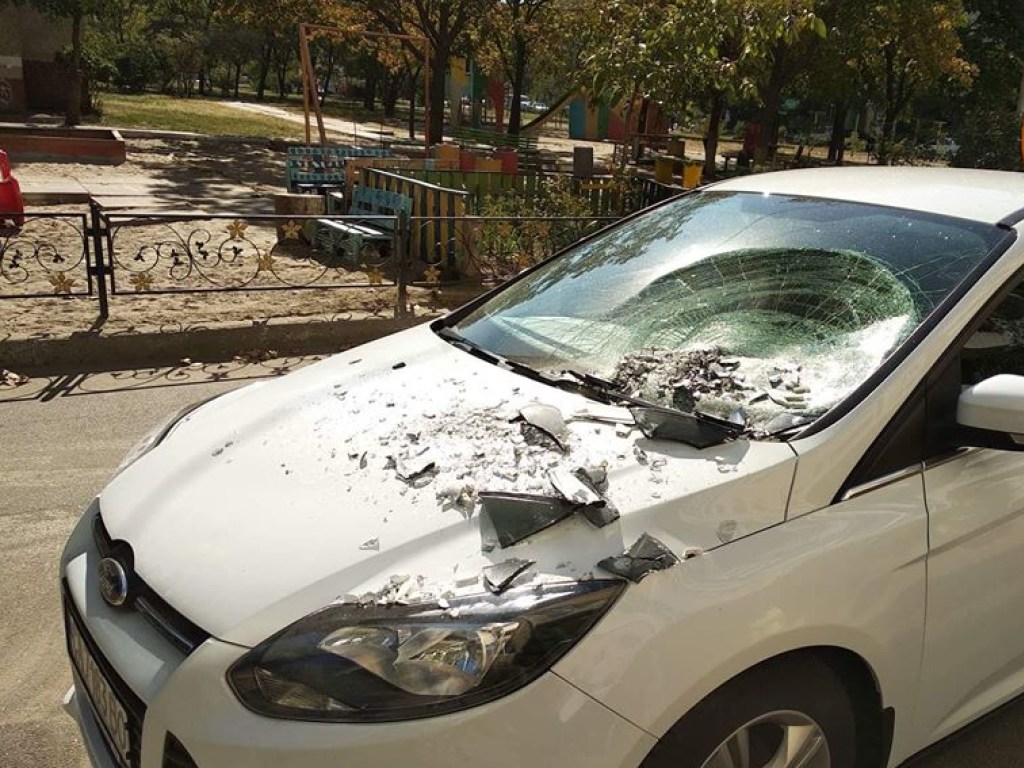 В Киеве на Троещине из окна выбросили телевизор: аппарат упал на припаркованный автомобиль (ФОТО)