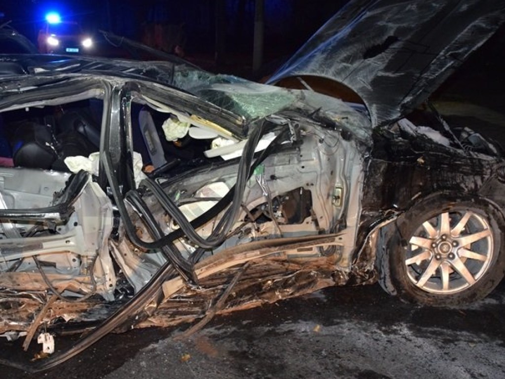 Пьяный водитель на Jaguar влетел в дерево и несколько раз перевернулся в Николаеве (ФОТО)