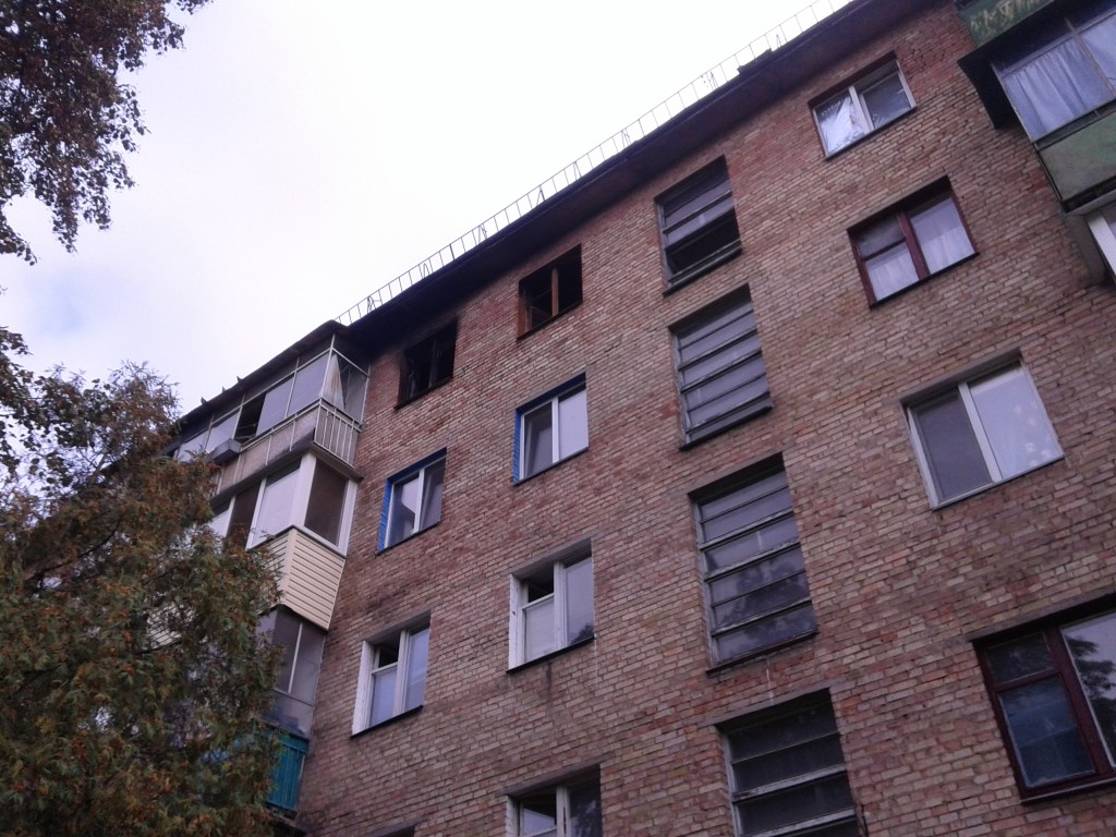 С мебелью и быттехникой: В Борисполе полностью выгорела квартира в пятиэтажном жилом доме (ФОТО)