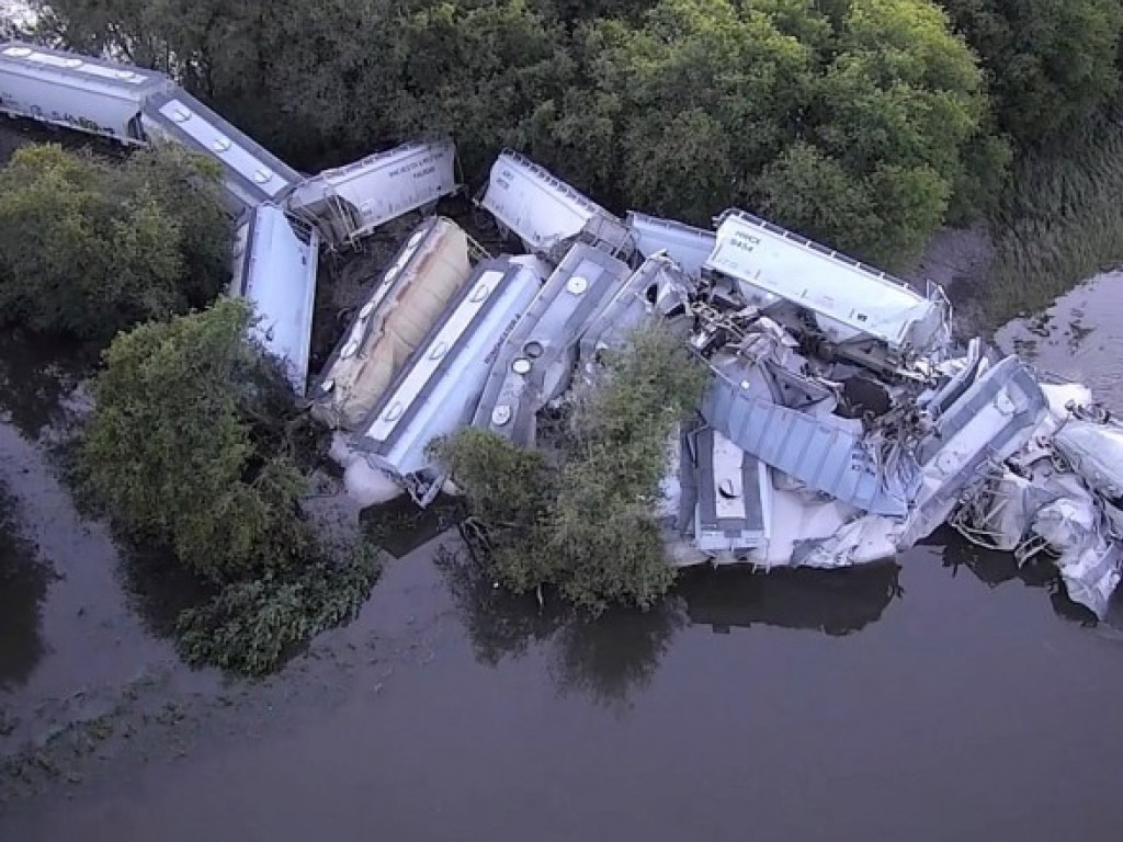 20 вагонов съехали в реку: грузовой поезд в США упал с моста (ФОТО, ВИДЕО)