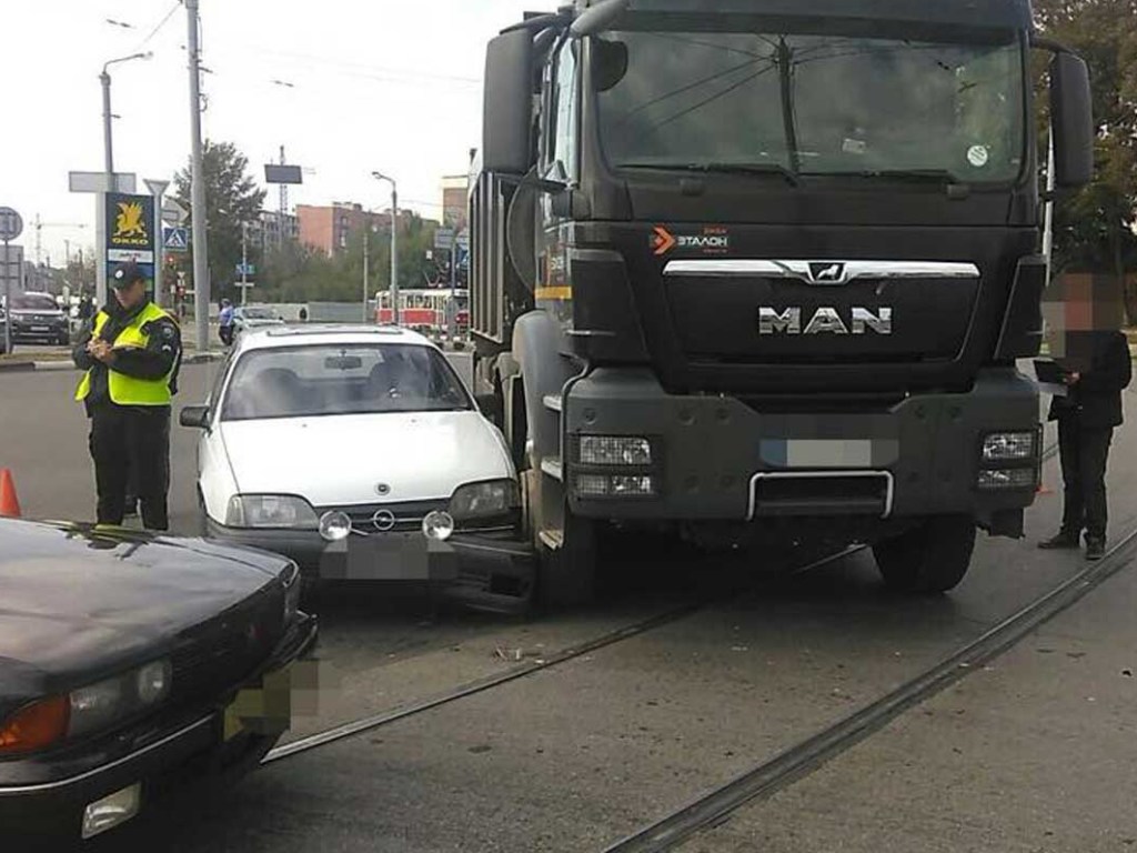 В Харькове грузовик MAN врезался в легковушку (ФОТО)