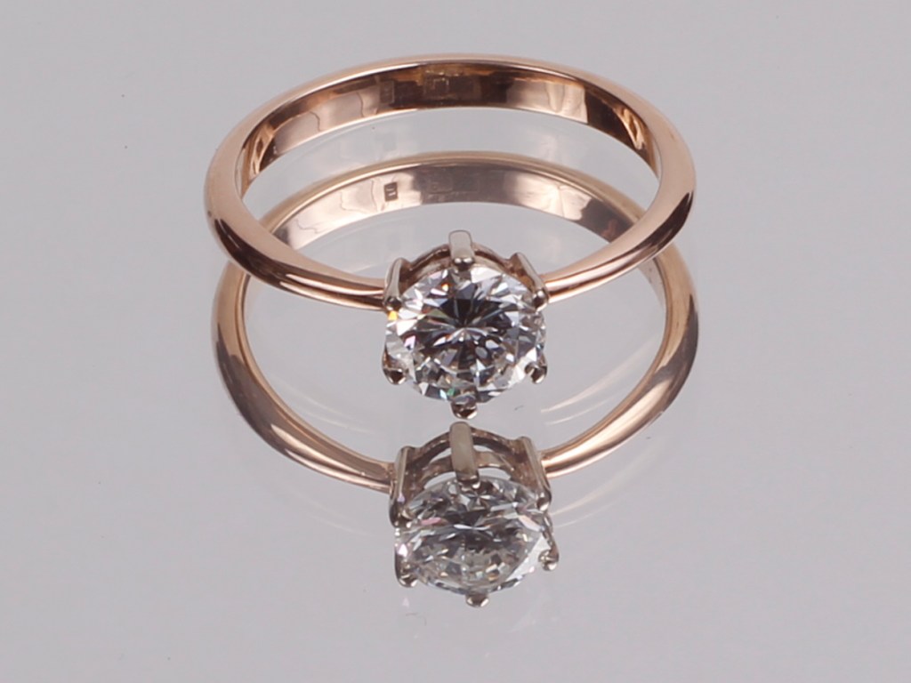 Слишком дорогой подарок: За обручальное кольцо брошенный жених судился 5 лет