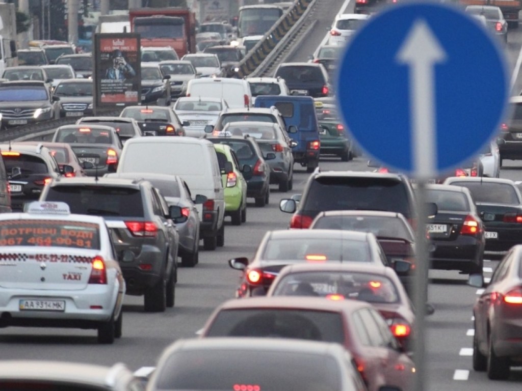 Дождливый понедельник: в Киеве зафиксированы длинные автомобильные пробки (КАРТА)
